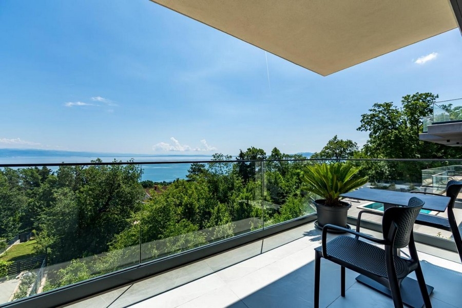 Balcon avec vue mer et coin salon