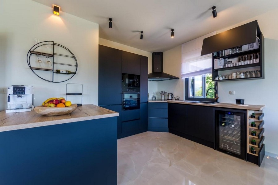 Cuisine équipée moderne au design sombre