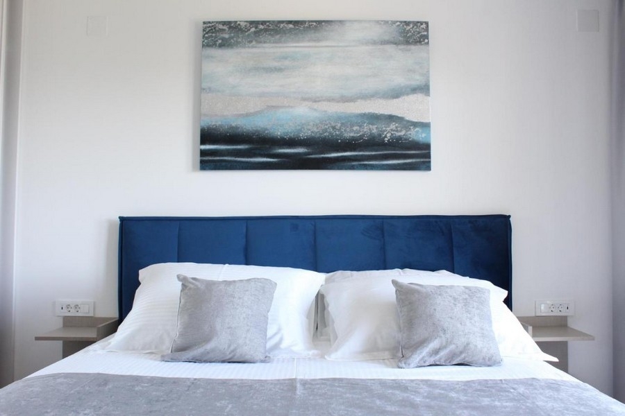 Lit double dans la chambre moderne avec tableau mural décoratif