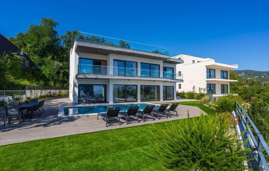 Villa moderne avec piscine et solarium sur un terrain en pente