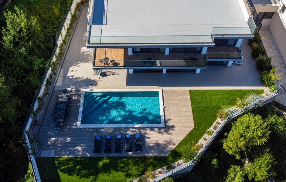 Vue aérienne de la villa avec grande piscine et jardin