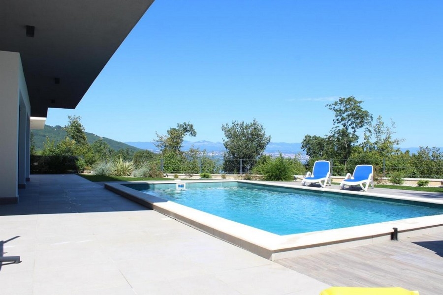 Espace piscine avec transats et vue sur la verdure