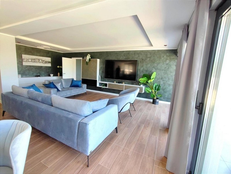 Grand séjour au design moderne avec vue sur le jardin