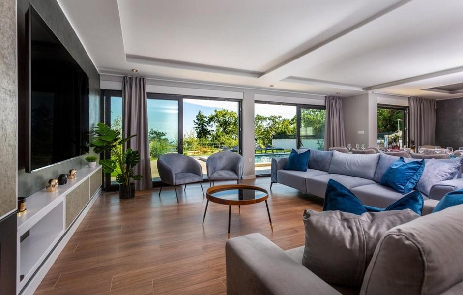 Séjour lumineux avec grande baie vitrée et vue sur la terrasse