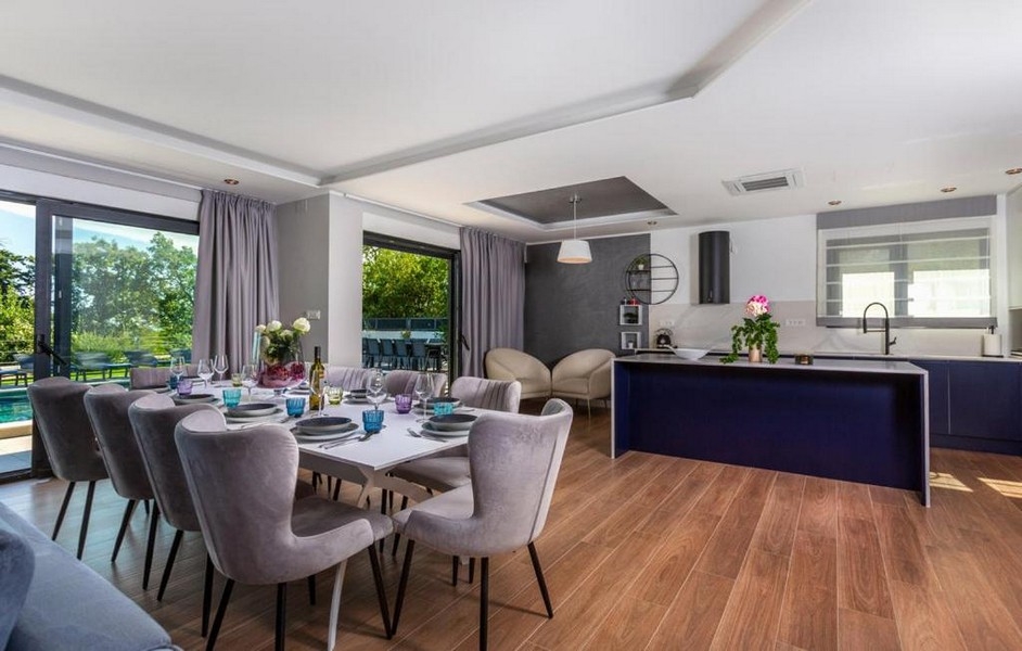 Coin repas et cuisine ouverte avec vue sur le jardin