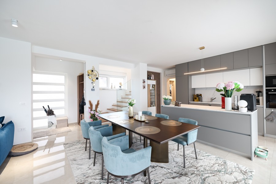 Coin repas avec cuisine moderne