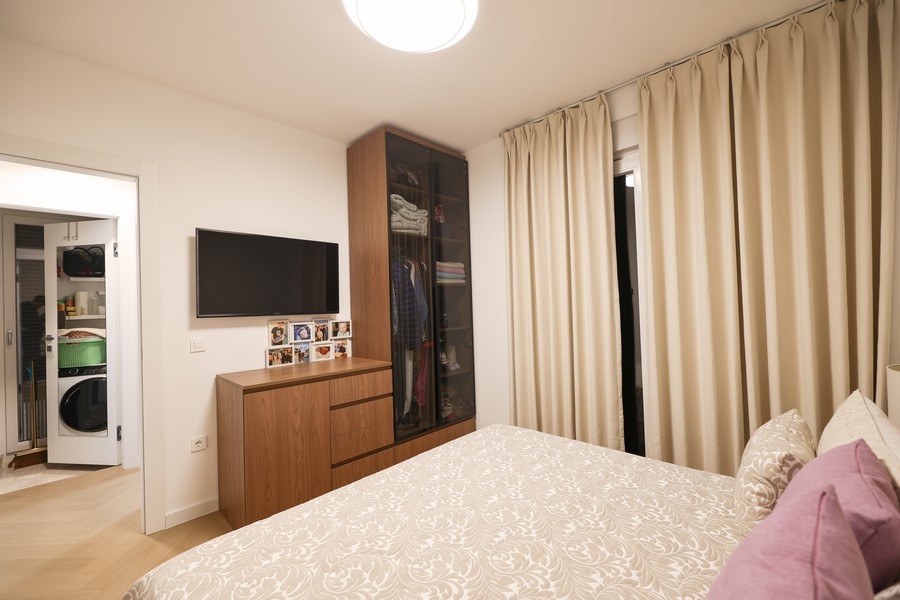 Chambre avec armoire et TV