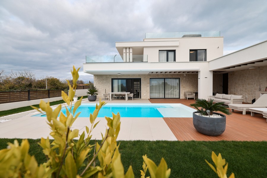 Vue de face de la villa moderne avec piscine