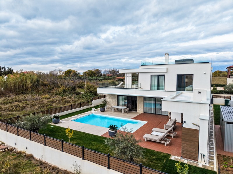 Vue aérienne de la villa avec jardin et piscine