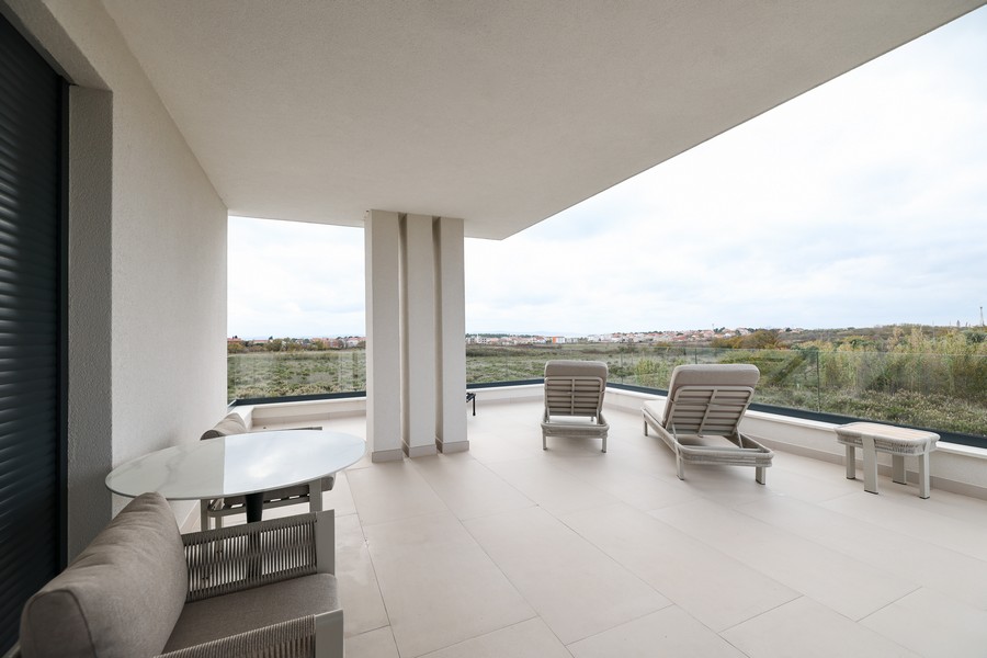Terrasse couverte à l'étage avec vue dégagée