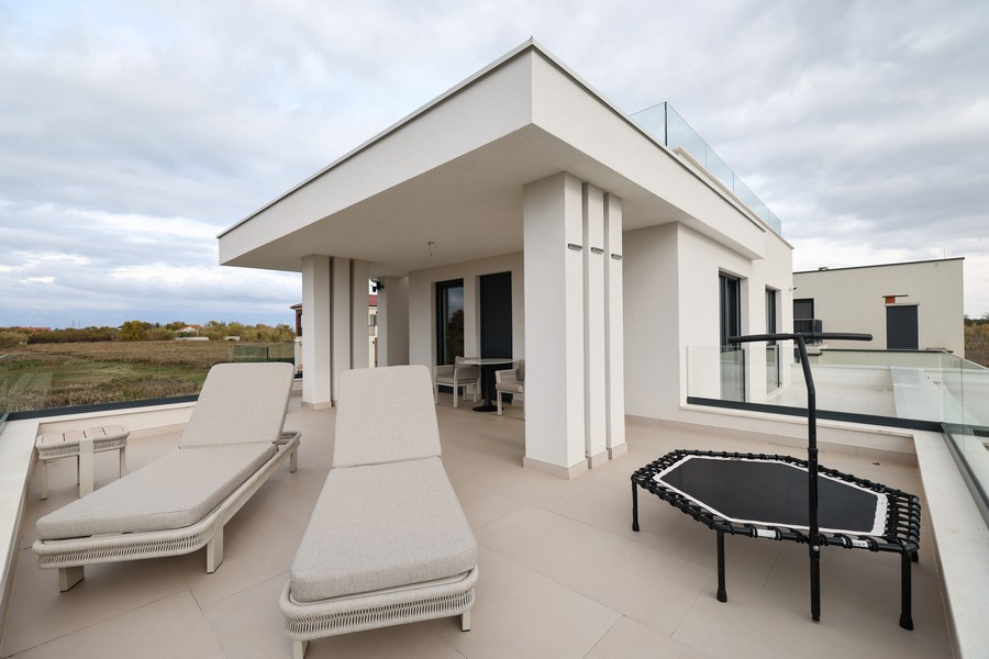 Grand toit-terrasse avec transats