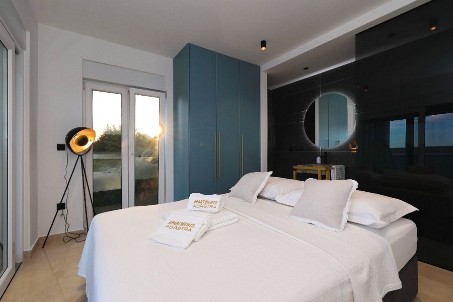 Chambre avec placard encastré et salle de bains