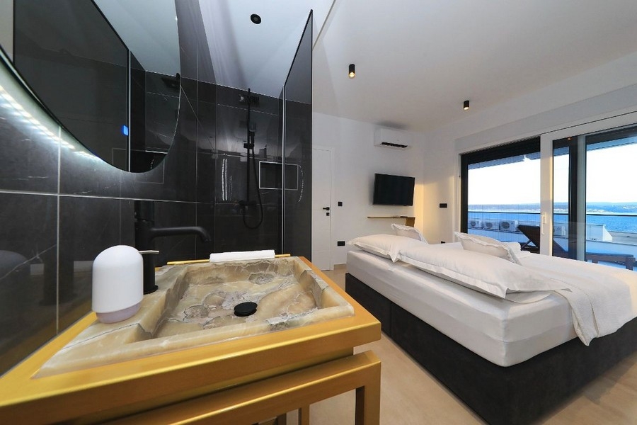 Salle de bains ouverte avec douche moderne