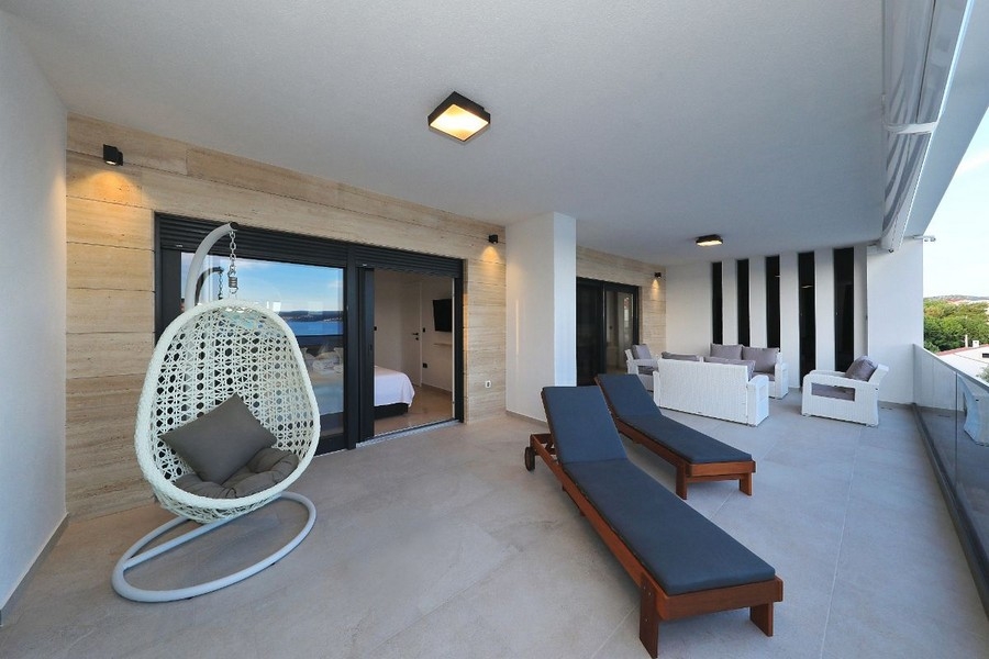 Villa moderne avec de grandes terrasses à vendre dans la région de Zadar, Croatie.