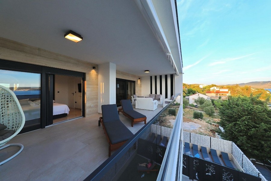 Terrasse avec transats et vue mer