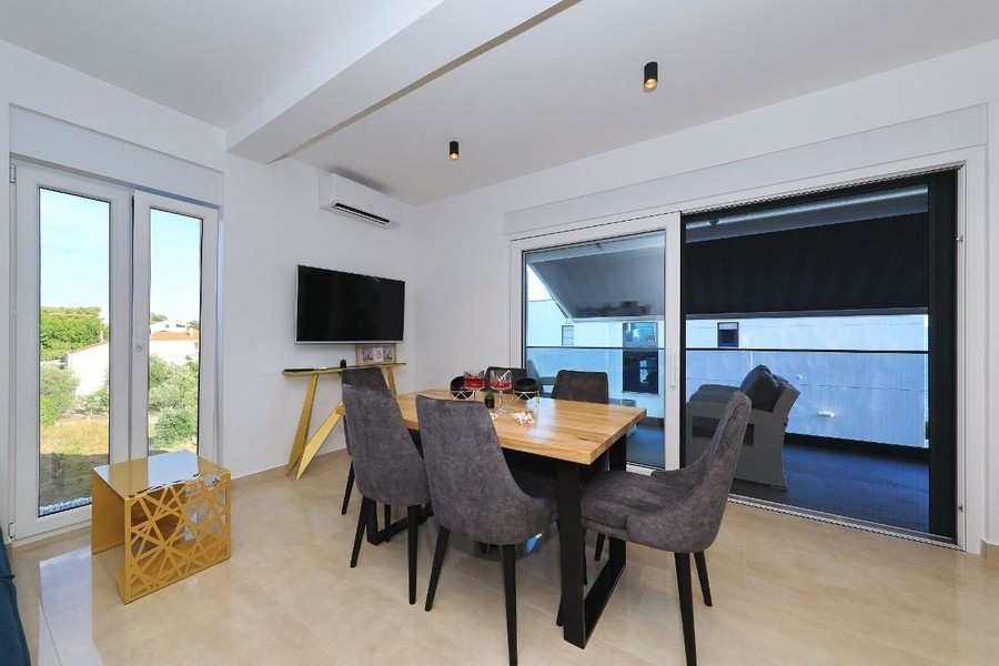 Coin repas avec accès à la terrasse