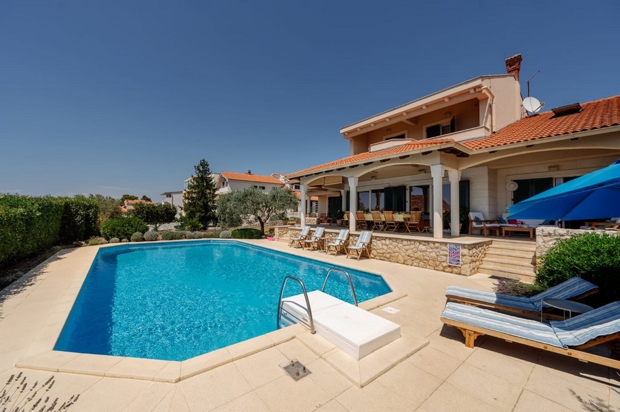 Espace piscine avec villa