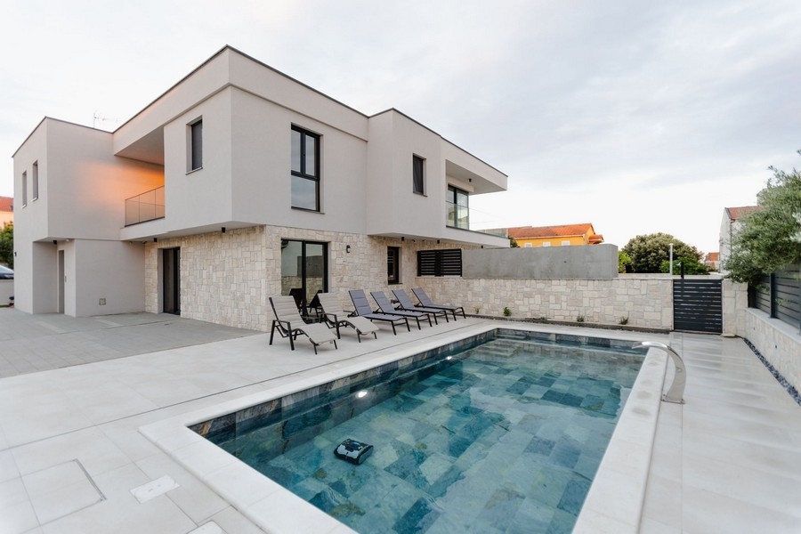 Maison jumelée avec soubassement en pierre naturelle et piscine avec transats