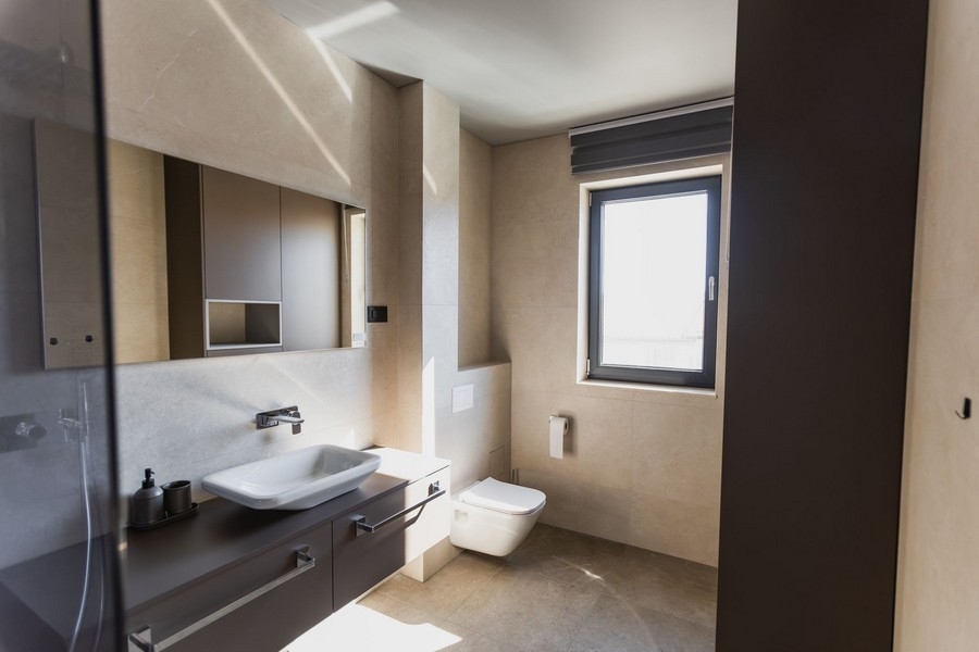 Salle de bains d'invités avec meuble-lavabo, armoire à miroir et fenêtre