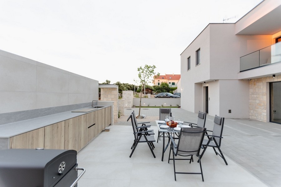 Cuisine d'extérieur et terrasse de la maison jumelée