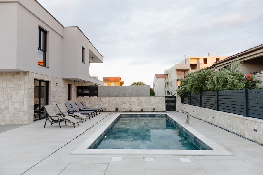 Espace piscine de la maison jumelée moderne à Mandre