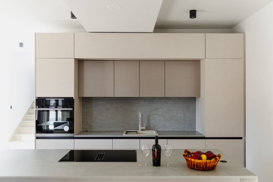 Cuisine équipée moderne au design clair