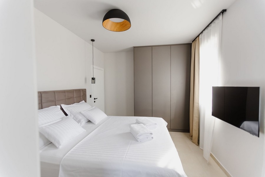 Chambre avec lit double et placard encastré