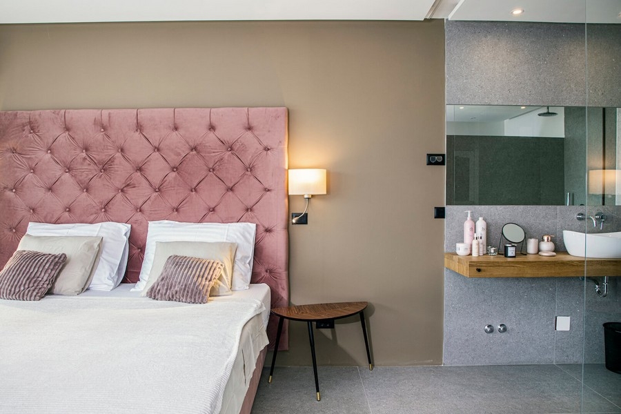 Chambre avec tête de lit rose.