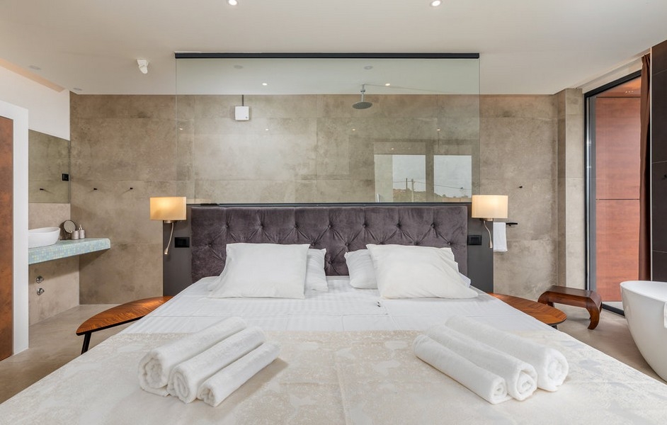 Chambre blanche avec salle de bains vitrée de la villa H3764.