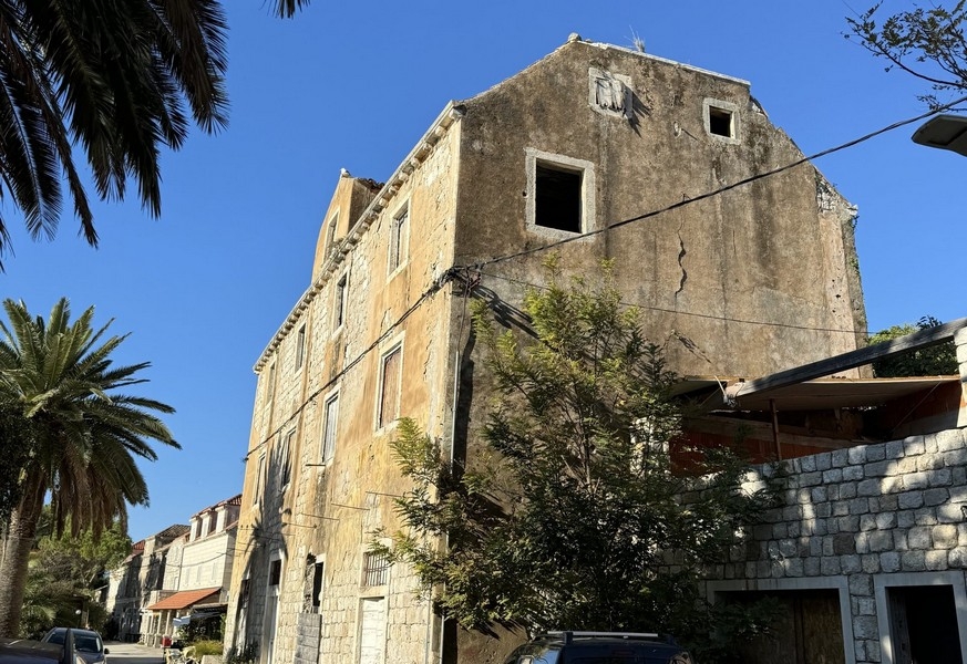 Vue de la rue sur le bâtiment historique de Šipanska Luka