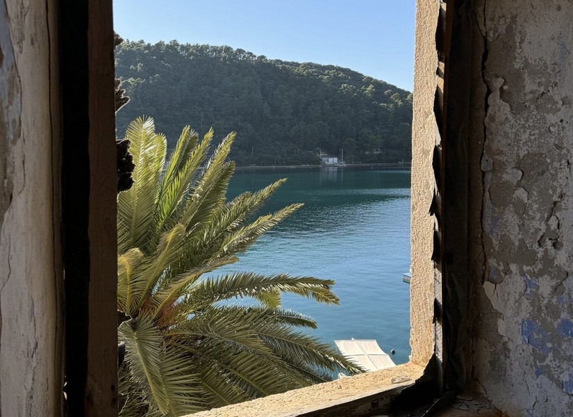 Vue mer par une fenêtre ouverte de l'ancienne demeure