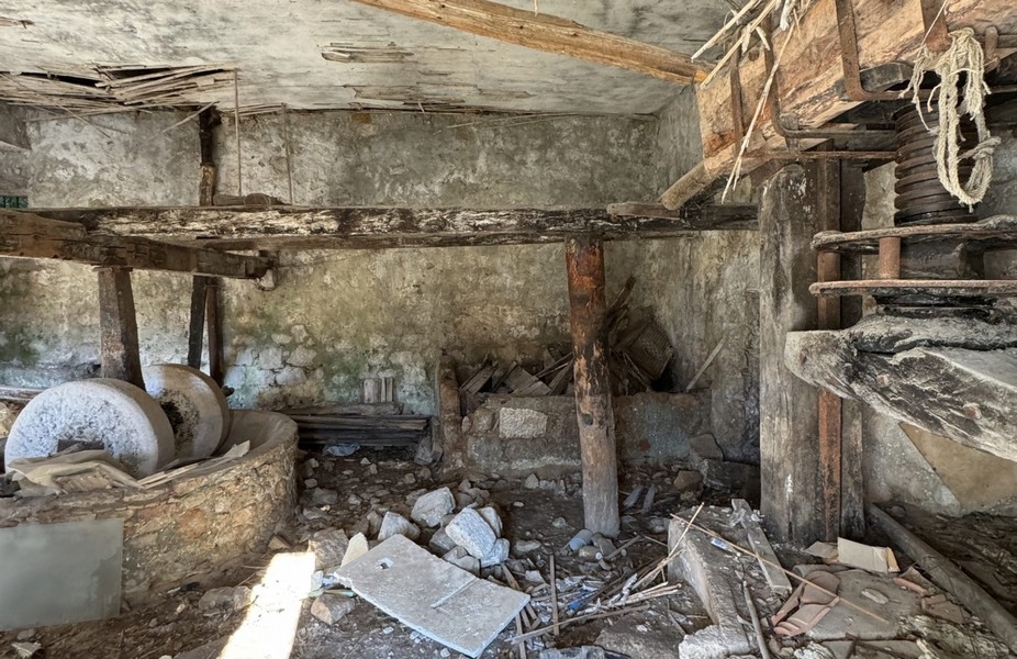 Ancienne pièce de travail avec structure d'origine en pierre et en bois