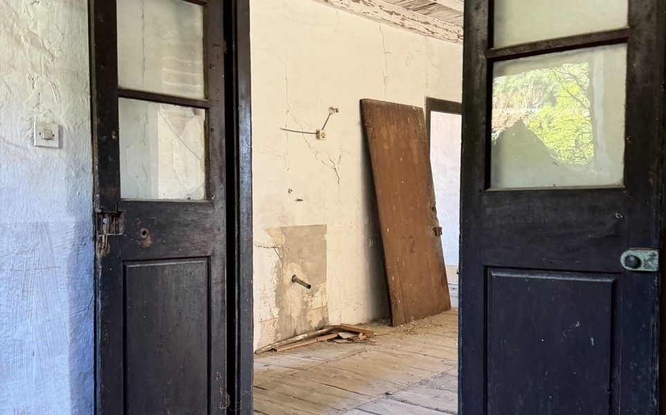 Intérieur avec portes ouvertes et besoin de rénovation visible