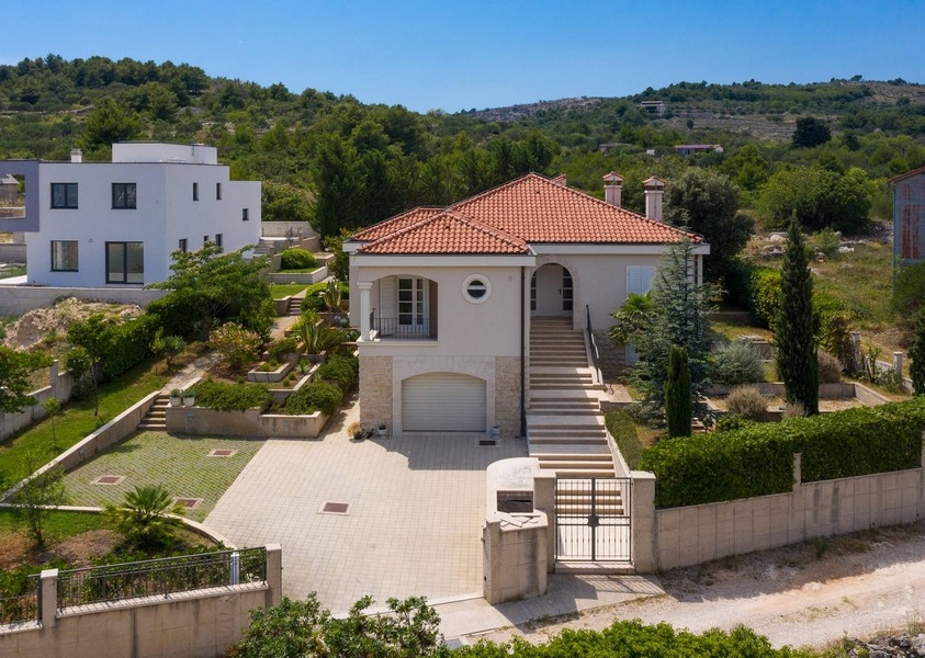 Vue extérieure de la maison avec terrain