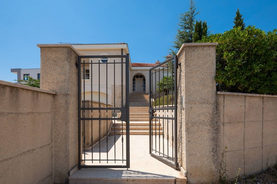 Entrée du jardin et de la maison avec portail ouvert