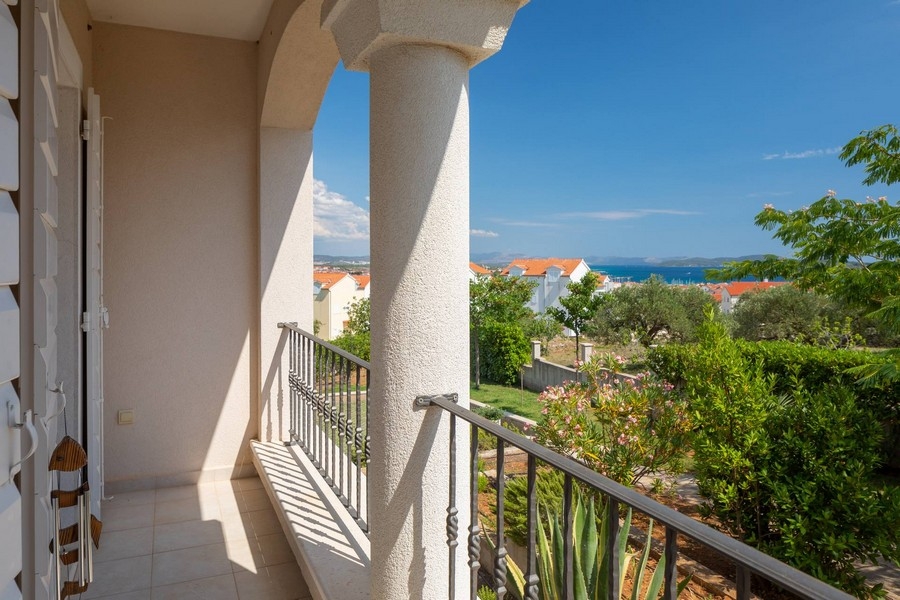 Balcon avec vue mer et jardin