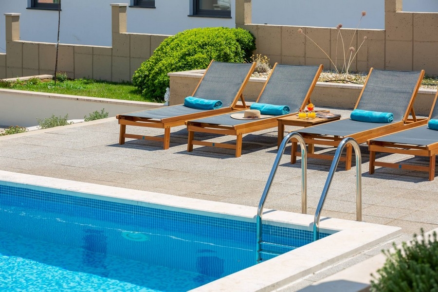 Espace piscine avec transats