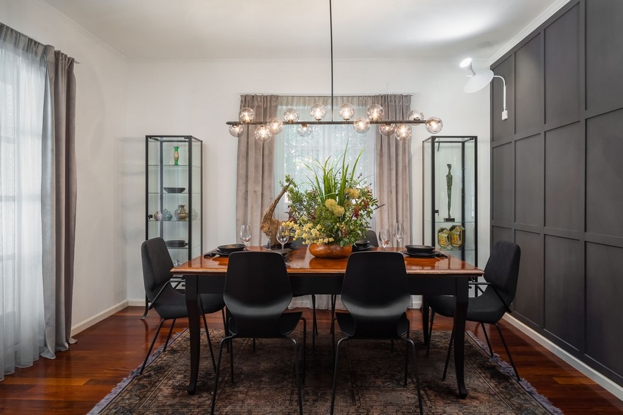 Salle à manger avec grande table en bois