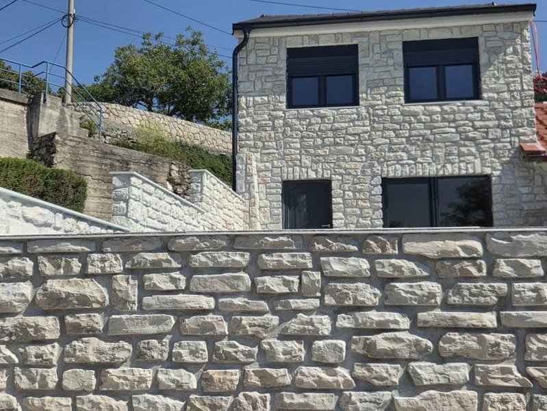 Vue extérieure de la maison en pierre avec mur en pierre naturelle de la maison H3771 en Croatie