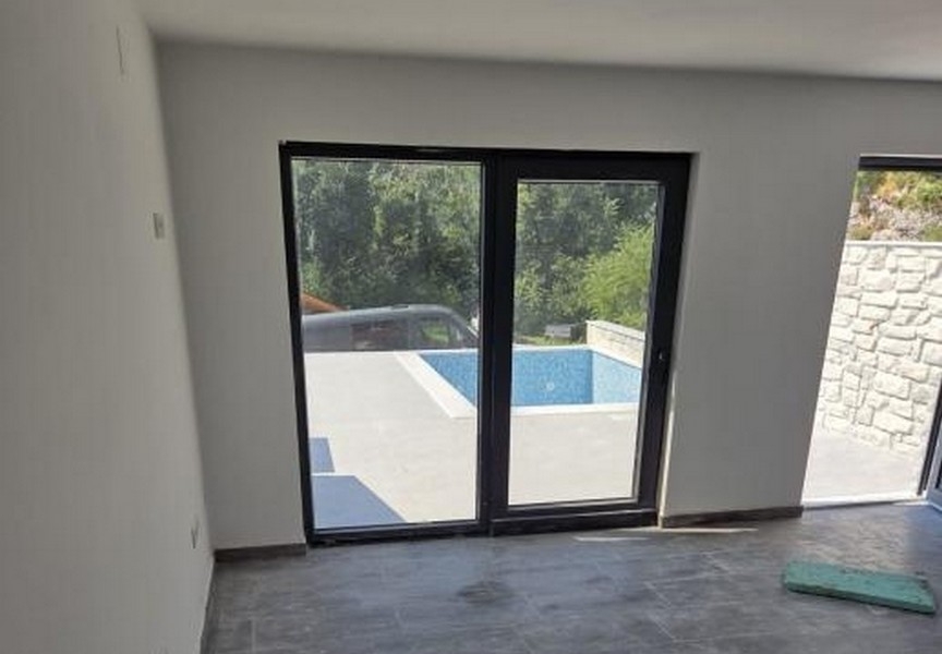 Vue de l'intérieur sur la terrasse et la piscine