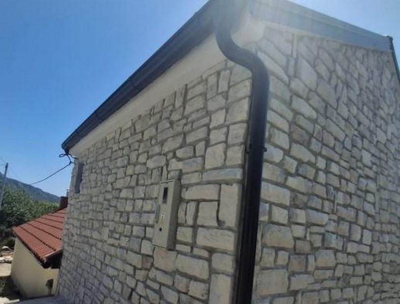 Détail de la façade en pierre naturelle