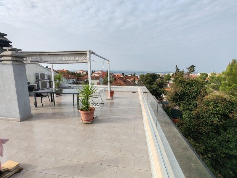 Vue mer depuis le toit-terrasse du bien H3775 à Zadar, Croatie.