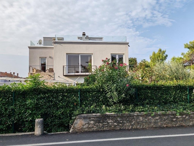 Villa moderne avec balcon et clôture soignée