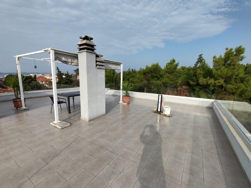 Grand toit-terrasse avec coin salon