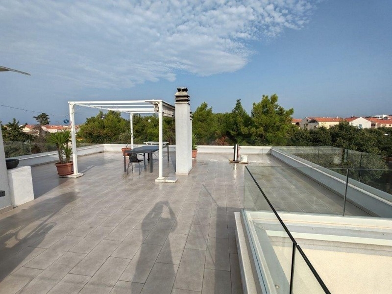 Toit-terrasse avec garde-corps en verre et vue dégagée