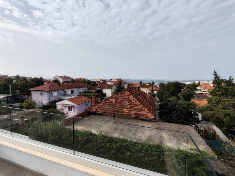 Vue sur le quartier résidentiel jusqu'à la mer
