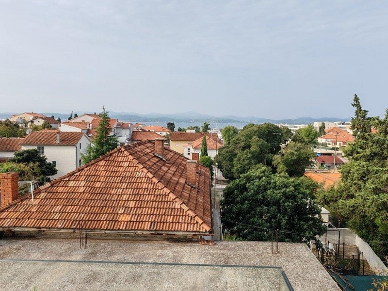 Vue sur les toits et les environs verdoyants