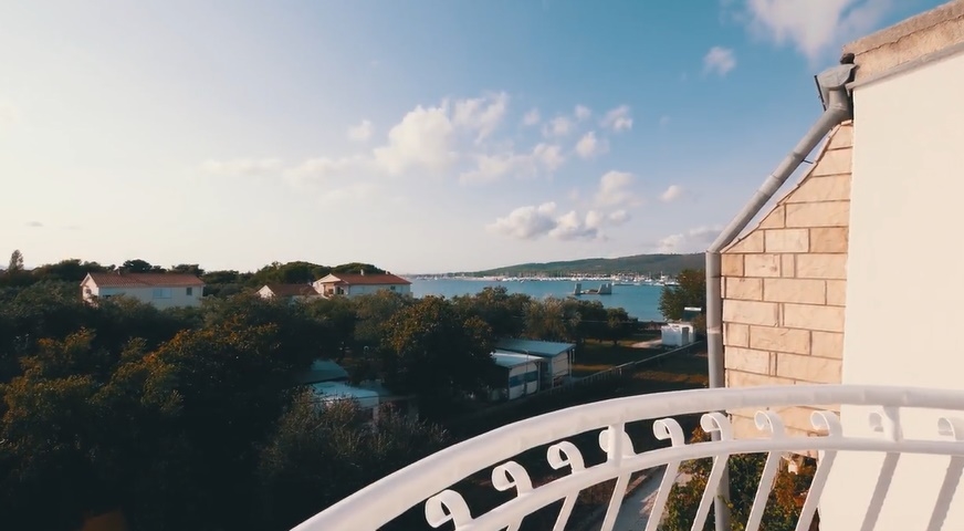 Vue du balcon sur la mer près de Sukosan en Dalmatie