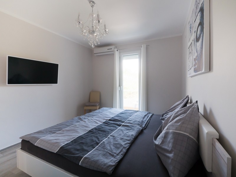 Chambre avec télévision murale