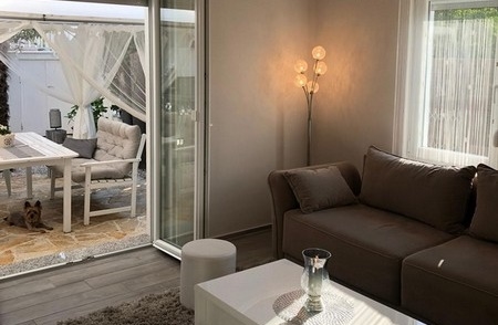 Séjour avec canapé et lampadaire
